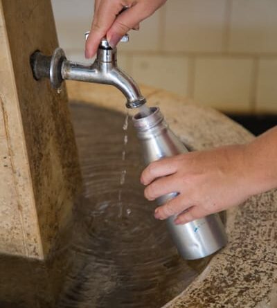 Enchendo a garrafa de água na fonte Dona Beja no Grande Hotel Termas Araxá